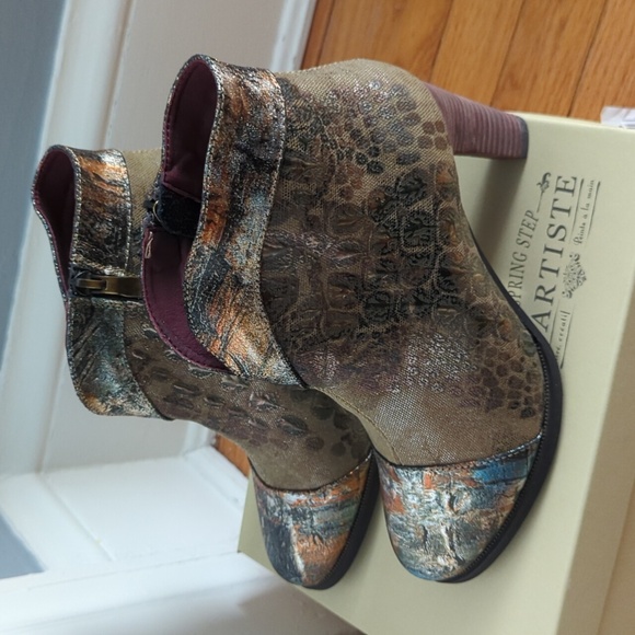 NIB L'Artiste Eleni taupe booties size 8.5 - Picture 5 of 10